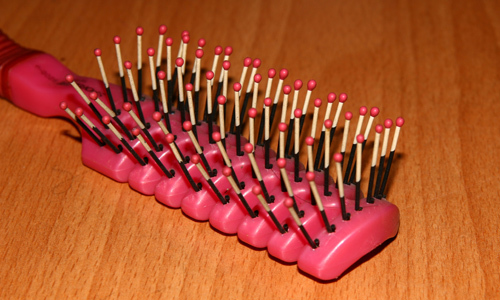Hairbrush with ball-dipping